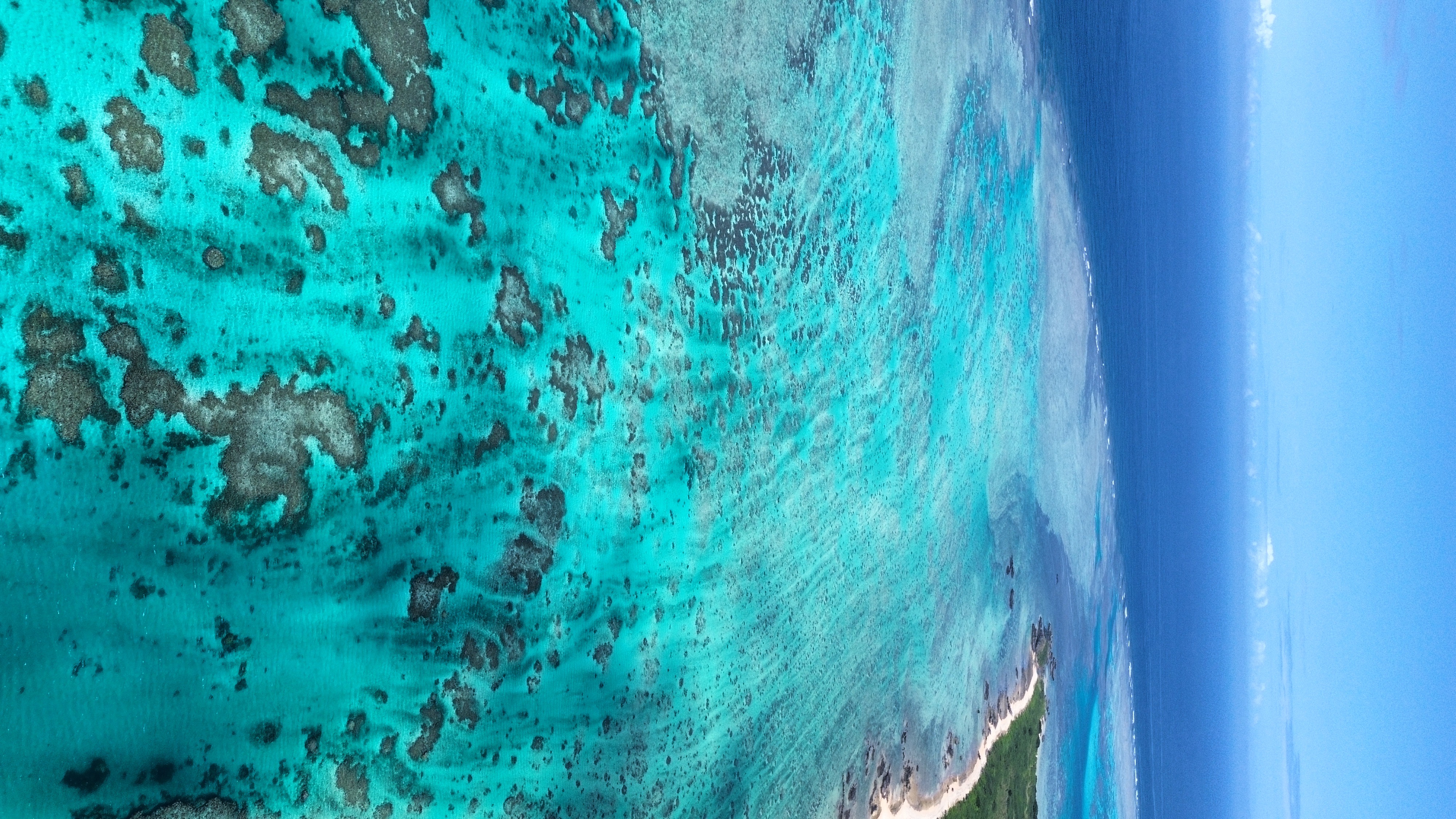 石垣島の海を真上から空撮